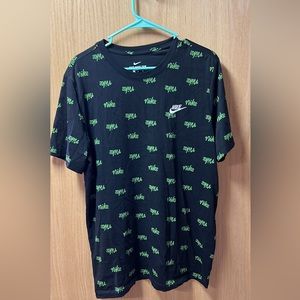 Mens size large Nike tee. Black & green